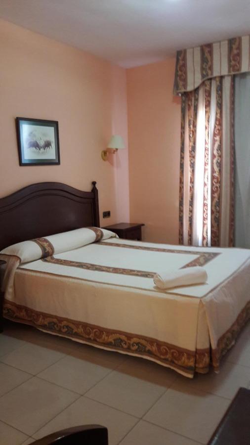 Hostal Restaurante Pacos Herrera del Duque Екстер'єр фото